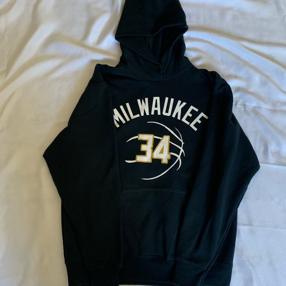 Giannis Anterokounmpo sweater